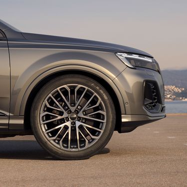 Foto de las llantas de 22 pulgadas del Audi SQ7 SUV. 